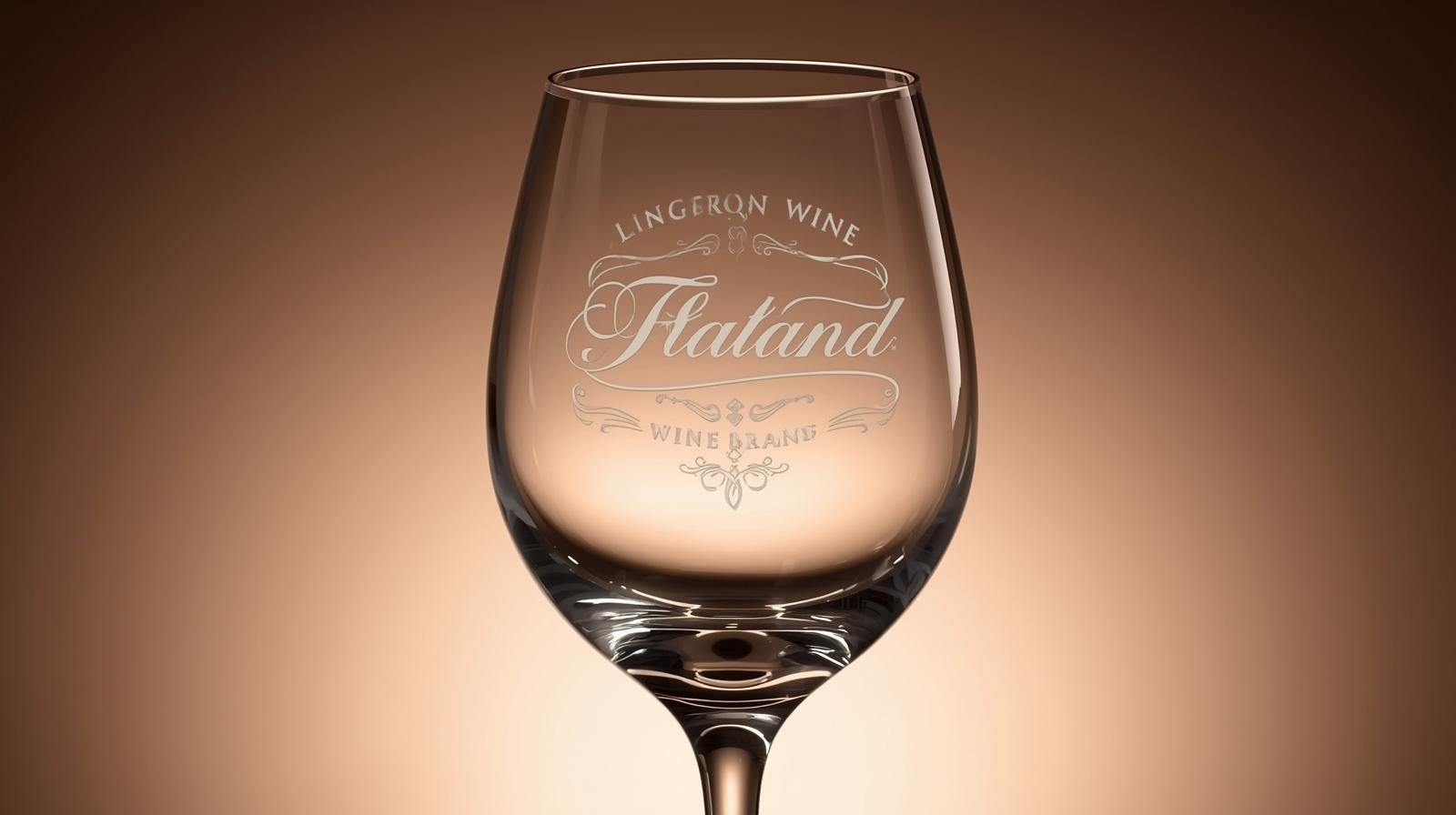 photo de gravure personnalisée sur un verre représentant une marque fictive de vin